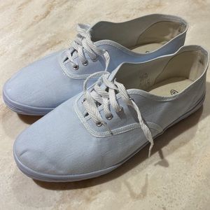 Women’s/Men’s white plimsoll casual shoe